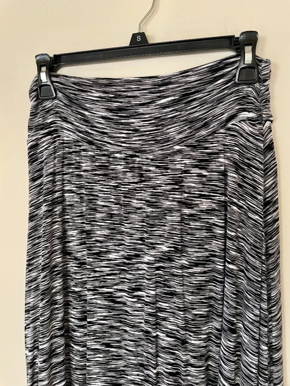 Fourteenth Place Soft skirt with 2 side openings 🔹